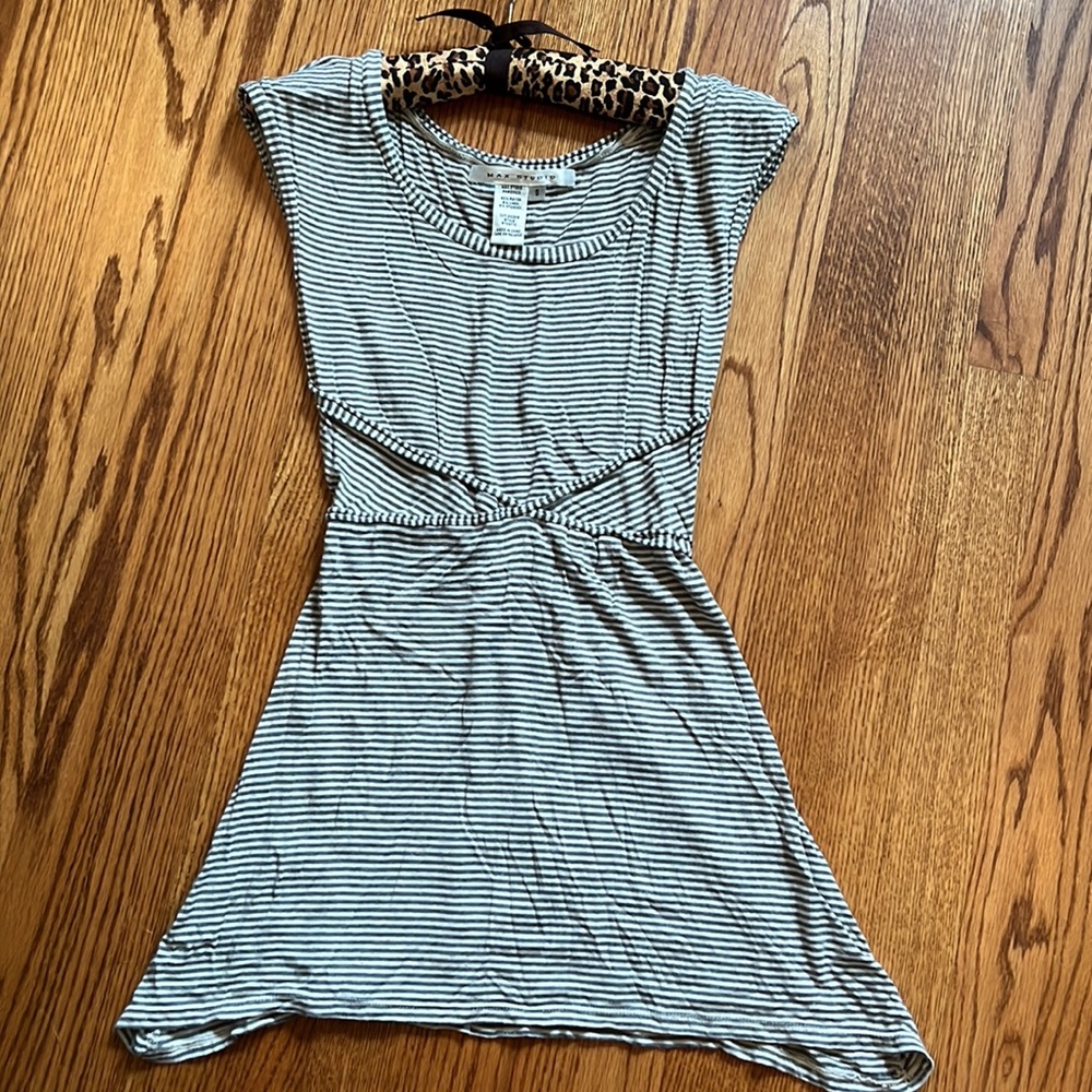 Women’s Small Flowy Form Fitting Sleeveless Top